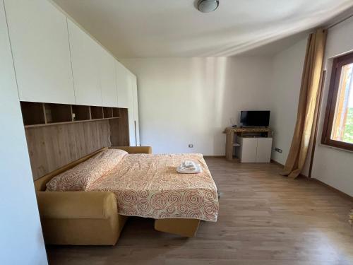 Un dormitorio con una cama y un sofá. en Moderni Appartamenti Appia Terracina, en Terracina