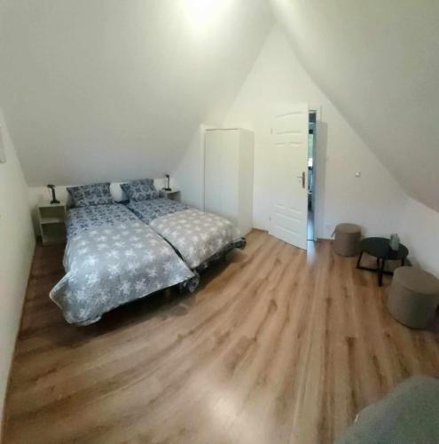 Postel nebo postele na pokoji v ubytování Domek w ogródku