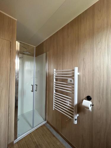baño con ducha y papel higiénico en Green Lodge, en Perros-Guirec