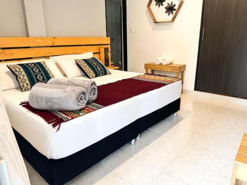 a bedroom with a bed with towels on it at Tierra Maravilla in Salento