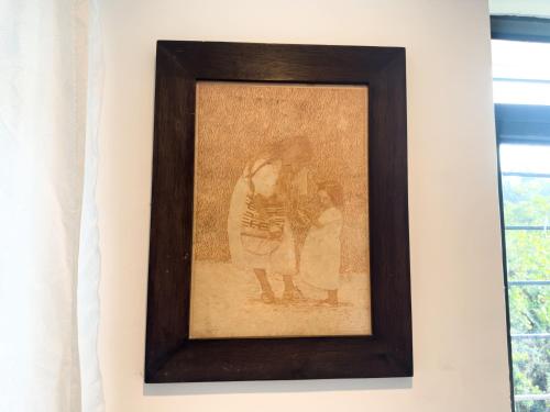a framed picture of a mother and child on a wall at Tierra Maravilla in Salento