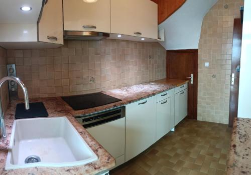 une cuisine avec un évier et un comptoir dans l'établissement Villa Monette -Le Crotoy, au Crotoy