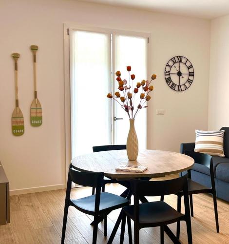 考特達蒂諾的住宿－LA ROSA DEL SILE，餐桌、椅子和花瓶