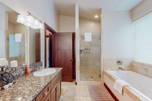 y baño con bañera, lavamanos y ducha. en Jacarillo Escape, en South Lake Tahoe