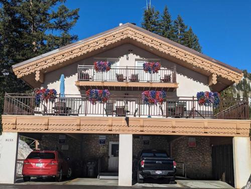 un bâtiment avec un balcon fleuri dans l'établissement Brighton Ski Resort Hidden Falls 1 Bedroom Chalet Utah, à Brighton