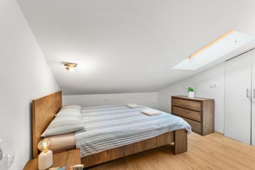 ein Schlafzimmer mit einem großen Bett und einer Kommode in der Unterkunft Alba Sanja in Funtana