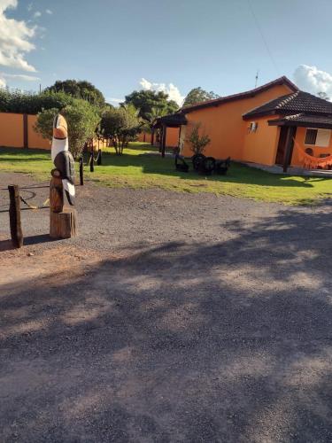 a statue of a giraffe standing next to a building at Pousada e restaurante Jardim do Cerrado MT in Nobres