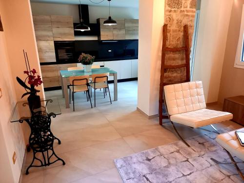 a kitchen and living room with a table and chairs at B&B La dolce Vite in Medea