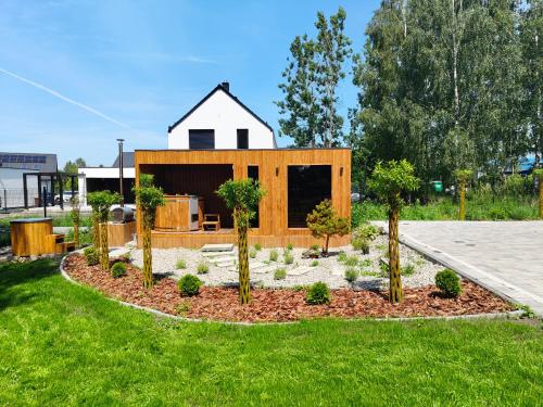 ein Haus mit Garten davor in der Unterkunft Domek dwupoziomowy pod Brzozami 4P in Chrzanów