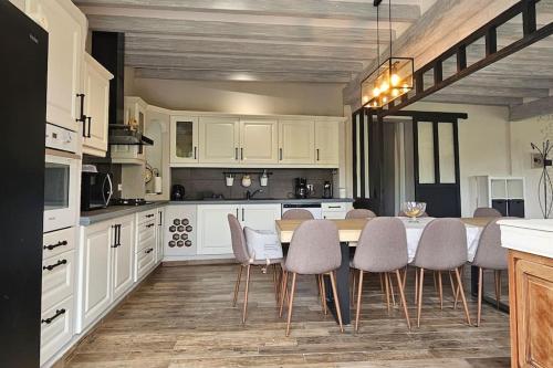 Photo de la galerie de l'établissement Maison de famille 10 personnes avec piscine, à Gras