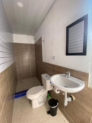 łazienka z toaletą i umywalką w obiekcie Eco Hostal La Perla Tayrona w mieście El Zaino