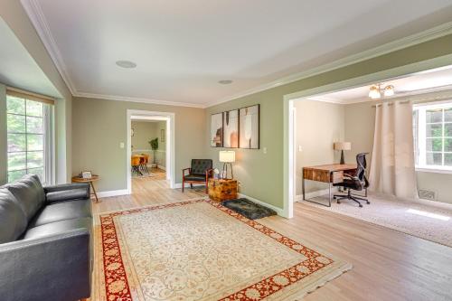 Posezení v ubytování Ossining Vacation Rental Near River, Trails and MTA!