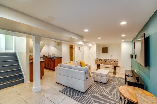 Posezení v ubytování Ossining Vacation Rental Near River, Trails and MTA!