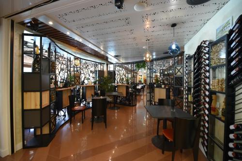 un restaurante con mesas y sillas en un edificio en Hotel Celis, en Barcis