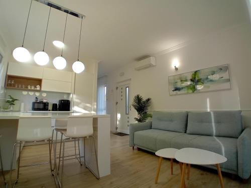 sala de estar y cocina con sofá y mesa en Villa Maboka, en Zadar