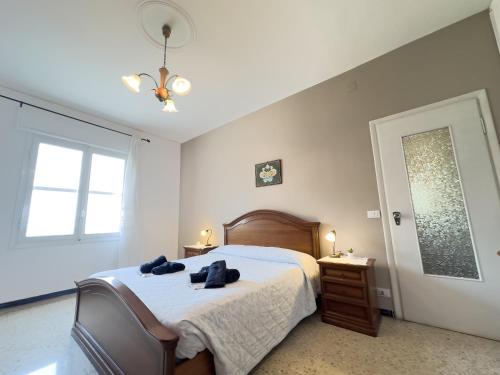 - une chambre avec un lit et 2 serviettes dans l'établissement SANREMO Mare e Relax - Affittasi Casa Illiade con parcheggio libero, à Sanremo