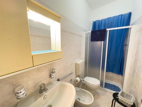 La salle de bains est pourvue d'un lavabo, de toilettes et d'un miroir. dans l'établissement SANREMO Mare e Relax - Affittasi Casa Illiade con parcheggio libero, à Sanremo