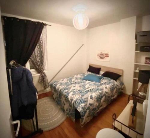 une petite chambre avec un lit et une fenêtre dans l'établissement Chambre 2 personnes proche circuit 24h, au Mans