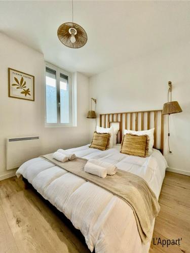 une chambre avec un grand lit avec deux oreillers dans l'établissement L' Appart' , tendance et épuré avec bel extérieur, proche du centre, à Amiens