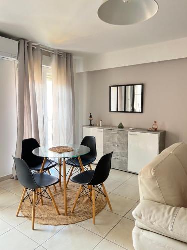 un salon avec une table et des chaises dans l'établissement Charmant T3 près du port, à Ajaccio