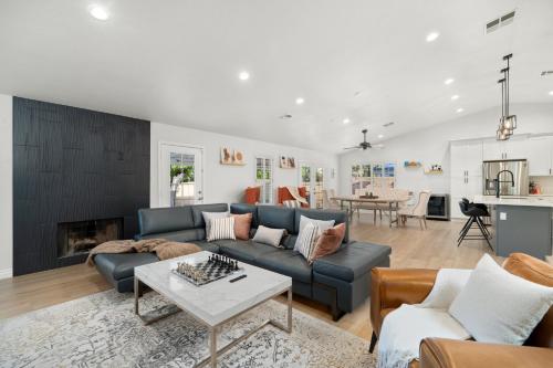 スコッツデールにあるLuxury Living, Private Pool, BBQ & Prime Locationのソファとテーブルのあるリビングルーム