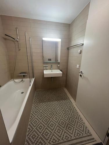 La salle de bains est pourvue d'une baignoire et d'un lavabo. dans l'établissement Studio au centre de Montreux, à Montreux