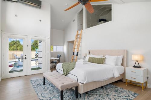 スコッツデールにあるLuxury Living, Private Pool, BBQ & Prime Locationのベッドと天井扇風機のある寝室