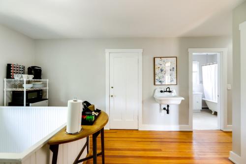 Fotografie z fotogalerie ubytování Cincinnati Apartment 1 Mi to Hyde Park Square! v destinaci Cincinnati