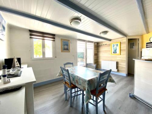 une cuisine et une salle à manger avec une table et des chaises dans l'établissement Le doux rivage plain-pied avec jardin et parking - Dog friendly - LABEL clés vacances, à Criel-sur-Mer