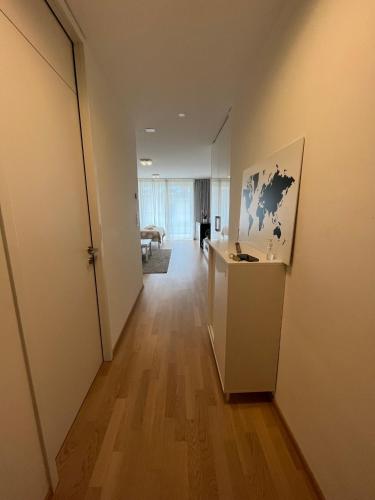 un couloir vide avec une chambre dans l'établissement Studio au centre de Montreux, à Montreux