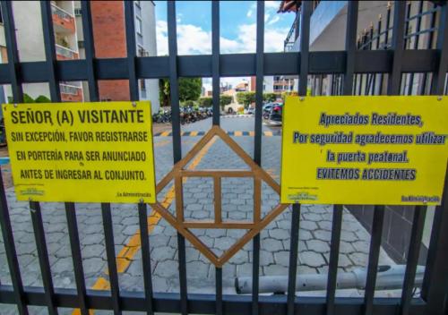 two signs on the gate of a fence at Habitación 2 Santa Catalina in Floridablanca