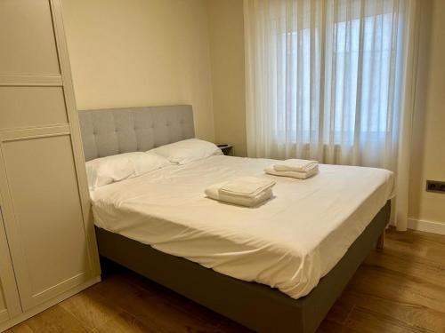 ヒホンにあるSUITE PLAYA GIJON CENTRO II, a estrenar, 5 huéspedes VUT-5248-ASのベッドとタオル2枚のある寝室