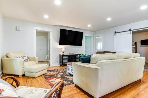 Μια τηλεόραση ή/και κέντρο ψυχαγωγίας στο Lakeside Litchfield Home with Patio and Gas Grill!