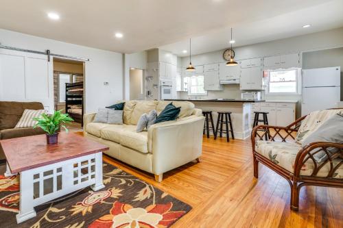 Η κουζίνα ή μικρή κουζίνα στο Lakeside Litchfield Home with Patio and Gas Grill!