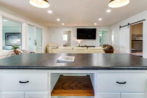 Μια τηλεόραση ή/και κέντρο ψυχαγωγίας στο Lakeside Litchfield Home with Patio and Gas Grill!