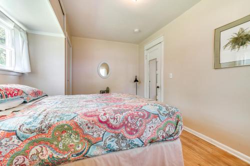 Ένα ή περισσότερα κρεβάτια σε δωμάτιο στο Lakeside Litchfield Home with Patio and Gas Grill!