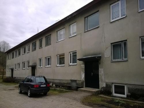 une voiture garée devant un bâtiment dans l'établissement Haanja Guest Apartment with Sauna, à Haanja