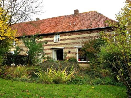 ein altes Holzhaus mit rotem Dach in der Unterkunft Nieuwhuis Nuth in Nuth