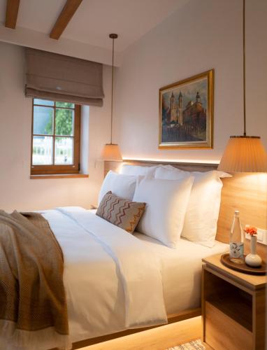 Una cama o camas en una habitación de Hotel Baškuća Sarajevo