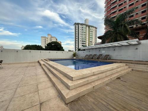a swimming pool in the middle of a city at 701 - Flat Temporada em Goiania-proximo ao Parque Areião in Goiânia