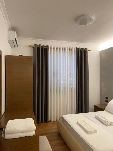 Ένα ή περισσότερα κρεβάτια σε δωμάτιο στο Tirana Sunny Bliss Villa