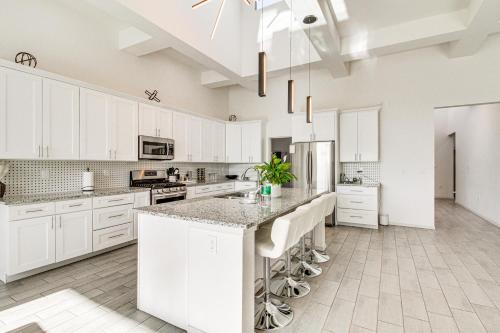 Η κουζίνα ή μικρή κουζίνα στο Pet-Friendly Rio Rancho Home with Fire Pit