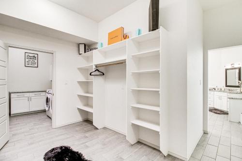 Ένα ή περισσότερα κρεβάτια σε δωμάτιο στο Pet-Friendly Rio Rancho Home with Fire Pit