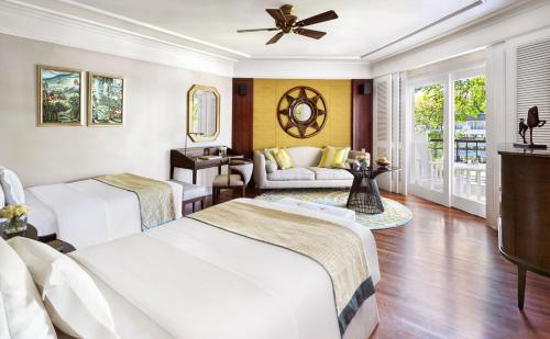 1 Schlafzimmer mit 2 Betten und einem Sofa in der Unterkunft InterContinental Bali Resort, an IHG Hotel in Jimbaran