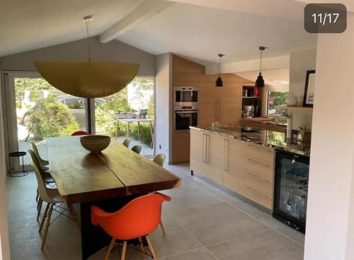 une grande cuisine avec une table et des chaises en bois dans l'établissement Villa de charme avec piscine en plein cœur du Var, à Rocbaron