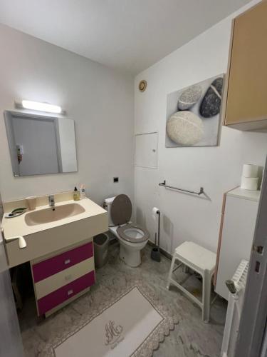 une salle de bain blanche avec un lavabo et des toilettes dans l'établissement Beautiful studio in Juan Les Pins, à Antibes