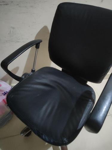 a black office chair sitting on top of a desk at Egypt valy in Kafr Şaqr