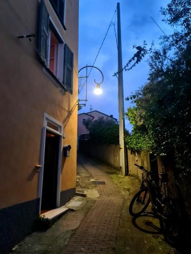 an alley with a building and a bike parked next to a building at Il sogno del capitano in Pieve Ligure