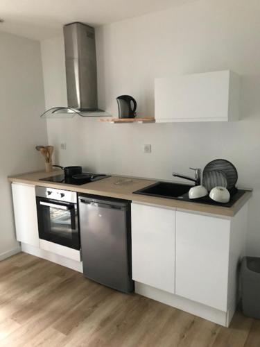 Una cocina o kitchenette en Au cœur de ville - MAIRIE