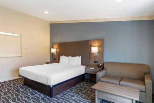 Habitación de hotel con cama y sofá en Best Western Plus Hill House, en Bakersfield